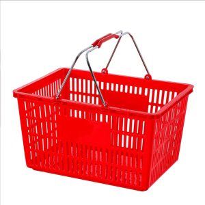 Giỏ nhựa đỏ với tay cầm kim loại, kiểu dáng chắc chắn.