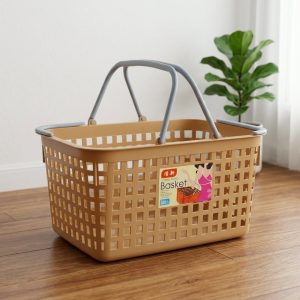 Giỏ nhựa màu nâu với hai quai xách, đặt trên sàn gỗ cạnh chậu cây.