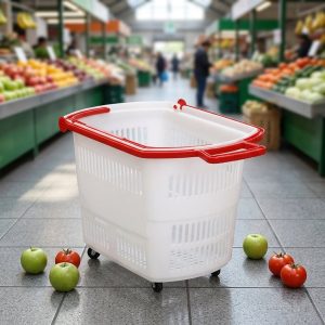 Giỏ nhựa trắng có bánh xe và tay kéo đặt giữa siêu thị, xung quanh là rau củ quả.