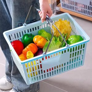 Giỏ nhựa xanh dương nhạt đang đựng nhiều loại rau củ quả tươi.
