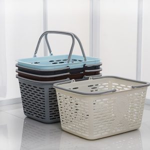 Bốn chiếc giỏ nhựa xách tay nhiều màu sắc xếp chồng lên nhau, có tay cầm tiện lợi.