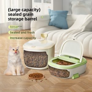 Hai hộp đựng thức ăn cho thú cưng lớn nhỏ đặt trong phòng khách, bên cạnh có mèo.