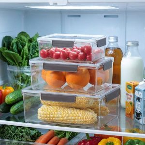 Ba hộp nhựa trong suốt đựng rau củ quả xếp trong tủ lạnh
