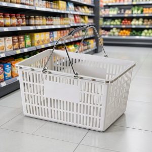 Giỏ nhựa trắng có tay cầm kim loại đặt giữa siêu thị.