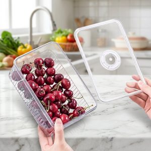 Hộp nhựa trong suốt đựng cherry với nắp kín khí, đặt trên mặt bếp.