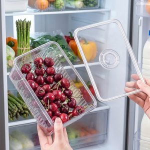 Hộp nhựa trong suốt đựng cherry, nắp kín, đặt trong tủ lạnh