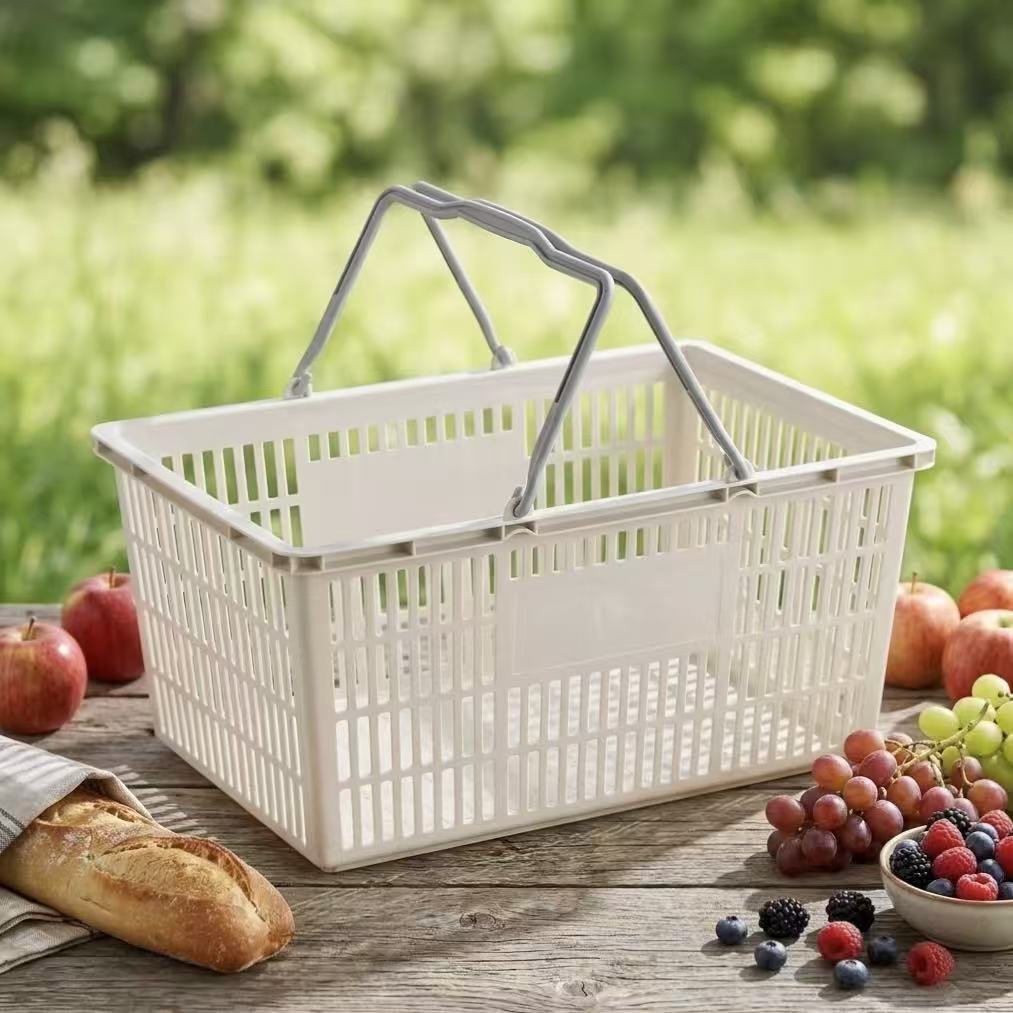 Giỏ xách nhựa PP hai quai 22L tiện lợi đi chợ, siêu thị, cửa hàng Giỏ nhựa trắng hai tay cầm đặt ngoài trời cùng trái cây và bánh mì