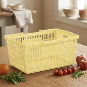 Giỏ nhựa trắng hai tay cầm đặt ngoài trời cùng trái cây và bánh mì