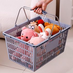 Giỏ xách nhựa cao cấp tay kim loại tiện lợi đi siêu thị, đựng đồ gia đình Giỏ nhựa màu xám đựng đầy thú nhồi bông, tay cầm kim loại chắc chắn.
