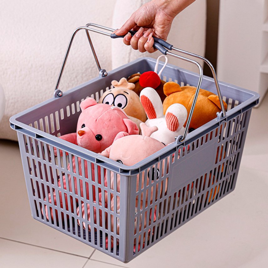 Giỏ xách nhựa cao cấp tay kim loại tiện lợi đi siêu thị, đựng đồ gia đình Giỏ nhựa màu xám đựng đầy thú nhồi bông, tay cầm kim loại chắc chắn.
