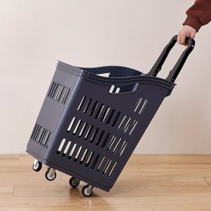 Giỏ kéo nhựa màu xám, tay cầm kéo dài và 4 bánh xe, đang được kéo trên sàn gỗ.