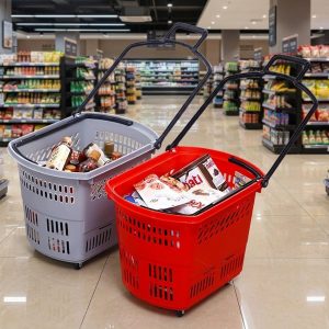 Hai giỏ kéo màu đỏ và xám đang đựng hàng hóa trong siêu thị.