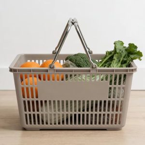 Giỏ nhựa màu nâu be, tay cầm kim loại, bên trong đựng rau củ quả