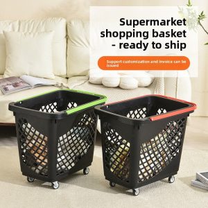 Giỏ đựng hàng siêu thị nhựa PP có bánh xe đa năng 60L tiện lợi Hai giỏ đựng hàng siêu thị có bánh xe và tay cầm màu sắc nổi bật đặt trong phòng khách.