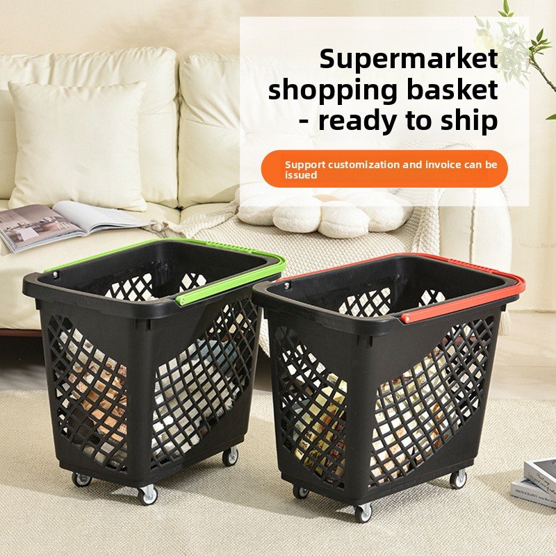 Giỏ đựng hàng siêu thị nhựa PP có bánh xe đa năng 60L tiện lợi Hai giỏ đựng hàng siêu thị có bánh xe và tay cầm màu sắc nổi bật đặt trong phòng khách.