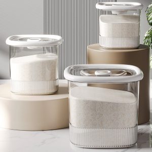 Ba hộp đựng gạo nhựa trong suốt, nắp kín khí đặt trên bàn trang trí.