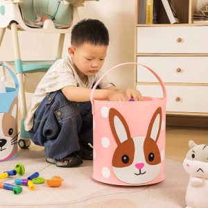 Bé trai đang lấy đồ chơi từ giỏ vải nỉ hình thỏ màu hồng.