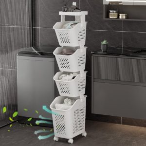 Giỏ đựng quần áo 4 tầng màu trắng đặt cạnh máy giặt, có bánh xe di chuyển.