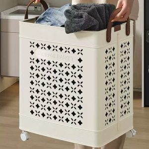 Giỏ đựng quần áo đứng lớn, màu kem, có bánh xe và tay cầm, chứa quần áo.