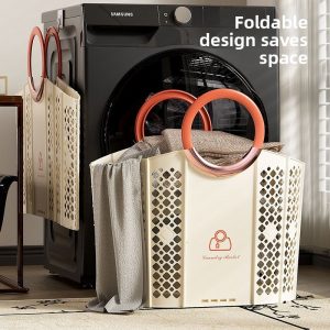 Giỏ đựng quần áo gấp gọn treo cạnh máy giặt, tiết kiệm không gian.