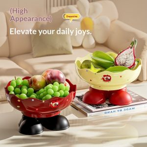 Hai thau đựng trái cây chân cao hình dáng dễ thương, đặt trên bàn phòng khách.