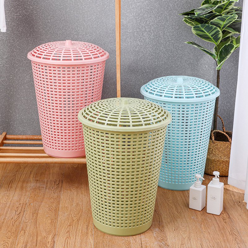Giỏ đựng đồ nhựa PP đa năng có nắp dung tích lớn cho phòng tắm, giặt Ba giỏ đựng đồ nhựa lớn có nắp, màu xanh dương, hồng và xanh lá đặt cạnh nhau.