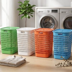 Giỏ đựng quần áo nhựa PP có nắp thoáng khí tiện dụng cho gia đình Bốn giỏ đựng quần áo màu xanh, trắng, cam đặt cạnh nhau trong phòng giặt.