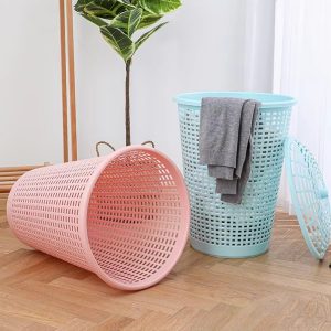 Giỏ đựng quần áo nhựa PP dung tích lớn có nắp đậy tiện lợi Hai giỏ đựng quần áo bằng nhựa PP màu hồng và xanh, một cái nằm ngang, một cái dựng đứng có nắp và khăn phủ.