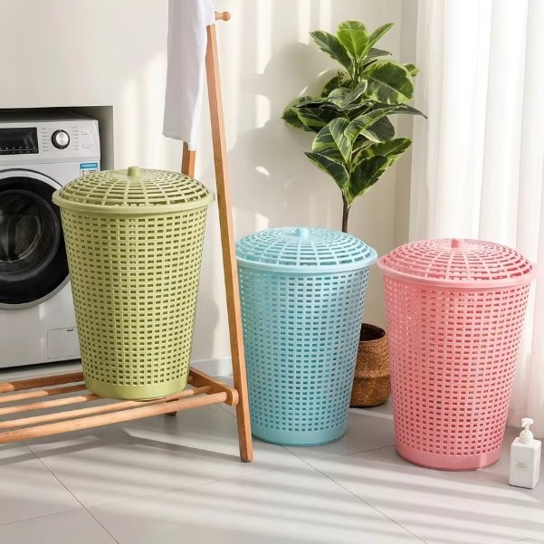 Giỏ đựng đồ đa năng nhựa PP nắp đậy dung tích lớn cho gia đình Ba giỏ đựng đồ nhựa PP nhiều màu đặt cạnh nhau trong phòng giặt.