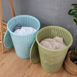 Hai giỏ đựng đồ màu xanh dương nhạt và xanh rêu, có nắp, đặt cạnh nhau trên sàn gỗ.