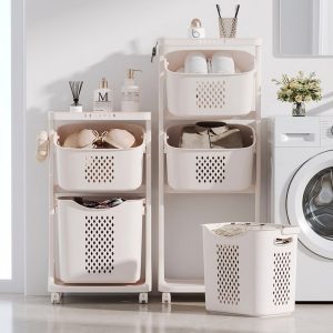 Giỏ đựng quần áo nhiều tầng màu trắng kem đặt cạnh máy giặt trong phòng tắm hiện đại.