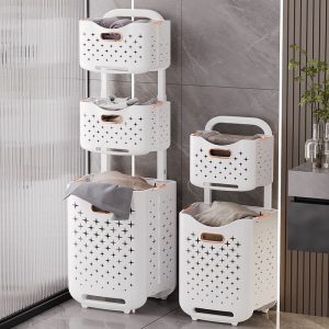 Giỏ đựng quần áo bẩn hai/tầng đặt sát tường phòng tắm, chứa đầy quần áo.