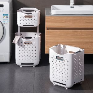 Giỏ đựng quần áo hai tầng nhựa PP có bánh xe gấp gọn tiện lợi Giỏ đựng quần áo hai tầng đặt trong phòng tắm, thiết kế hiện đại.