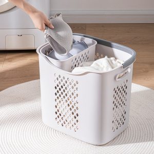Một giỏ đựng quần áo hai tầng, đang được sử dụng để phân loại đồ lót và quần áo khác.