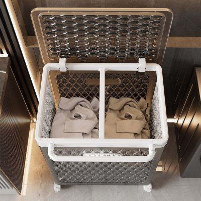 Thùng đựng đồ mở nắp, bên trong chia hai ngăn chứa quần áo.