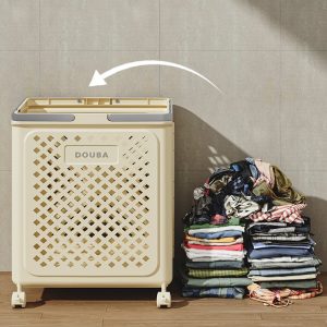 Giỏ đựng đồ giặt màu vàng kem đặt cạnh đống quần áo, có mũi tên chỉ cách sử dụng.