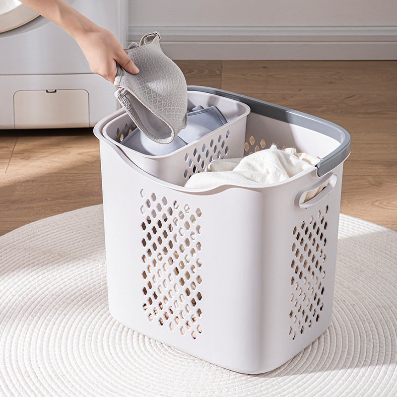 Giỏ đựng quần áo nhựa PP hai lớp chống bụi tiện ích cho gia đình Một giỏ đựng quần áo màu trắng có tay cầm xám, bên trong có giỏ nhỏ để phân loại đồ.