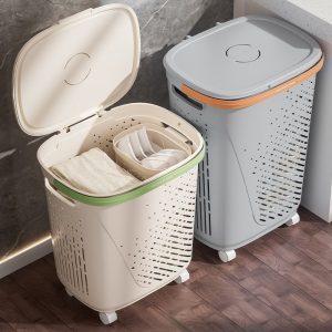 Giỏ đựng quần áo nhựa PP có bánh xe nắp đậy tiện lợi cho gia đình Giỏ đựng quần áo nhựa màu kem và xám, một giỏ mở nắp, bên trong có ngăn phụ nhỏ.