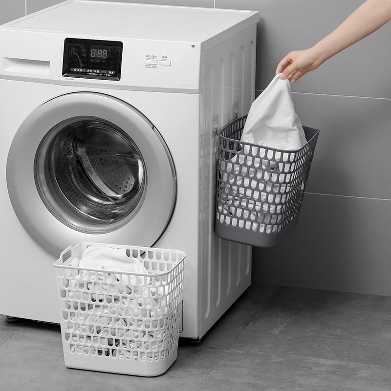 Giỏ đựng đồ giặt treo tường nhựa PP lớn tiện dụng cho phòng tắm Giỏ đựng đồ giặt màu xám được treo trên tường cạnh máy giặt, tiện lợi khi sử dụng.
