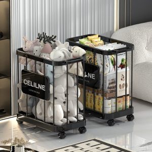 Hai giỏ đựng đồ, một giỏ chứa thú nhồi bông, một giỏ chứa hộp sữa và đồ dùng.