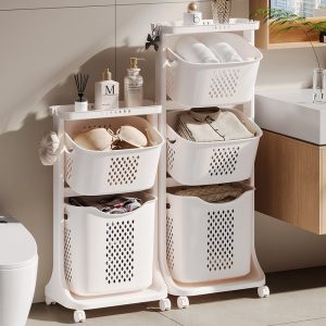 Hai giá đựng quần áo 3 tầng để cạnh nhau, chứa quần áo, khăn và đồ dùng cá nhân.