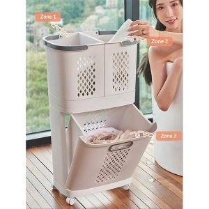 Giỏ đựng đồ giặt chia ba vùng, người phụ nữ đang cho khăn vào ngăn trên.