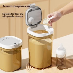 Người dùng mở nắp hộp và lấy sữa bột bằng muỗng, cạnh đó có bình sữa trẻ em.
