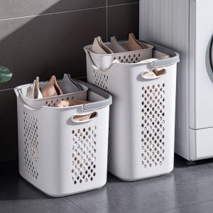 Giỏ đựng quần áo nhựa PP hai lớp chống bụi đa năng cho gia đình Hai giỏ đựng quần áo nhựa PP hình chữ nhật, có tay cầm, đặt cạnh máy giặt.