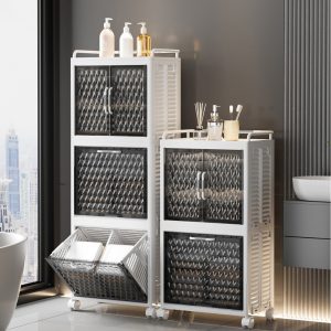 Hai kệ đựng đồ đa năng, một kệ cửa mở nghiêng, đặt cạnh cửa sổ lớn