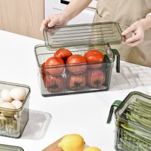 Người mở nắp hộp nhựa trong suốt, bên trong có cà chua