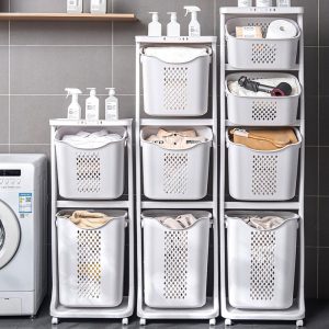 Ba bộ giỏ đựng quần áo ba tầng xếp cạnh nhau, đựng đầy quần áo và đồ dùng