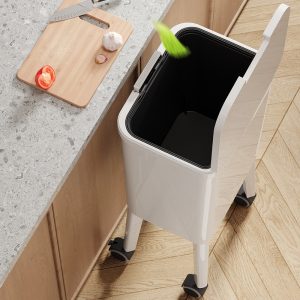 Thùng rác nhựa trắng mở nắp, đặt cạnh bàn bếp, dễ bỏ rác khi nấu ăn.
