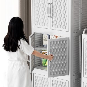 Người dùng mở cửa tủ và lấy đồ bên trong, tủ chứa thực phẩm.