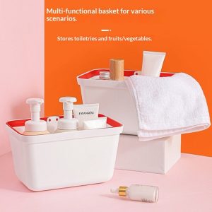 Hai giỏ đựng đồ đa năng với khăn mặt, mỹ phẩm, đặt cạnh nhau trên nền hồng.